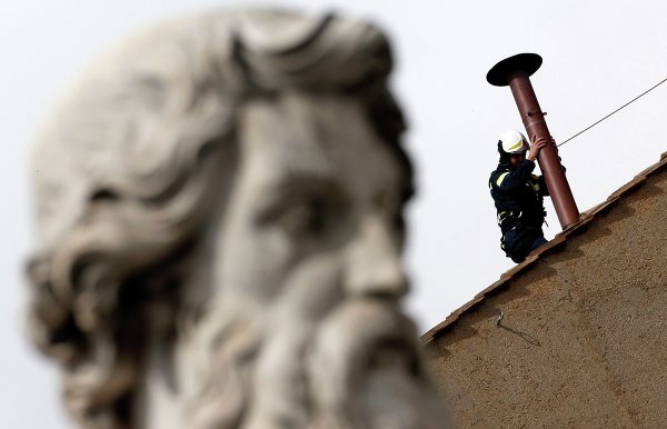 Установка трубы, дым из которой должен будет возвестить миру об избрании нового Папы Римского