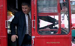 Водитель двухэтажного британского автобуса 