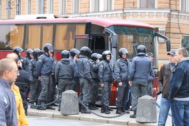 Полиция на митинге оппозиции в Петербурге